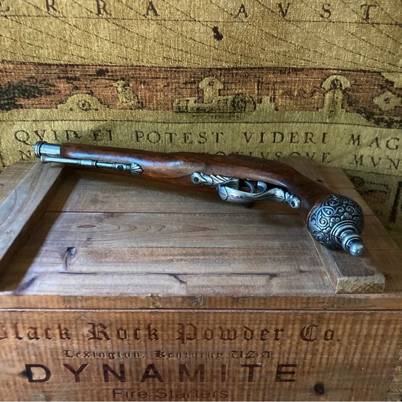 Pirate Flintlock and flask decorative set - Picture 6 of 14